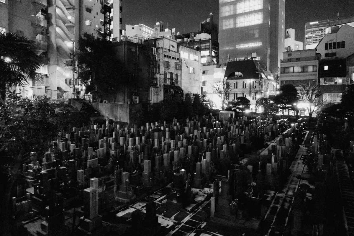 夜の都会墓地