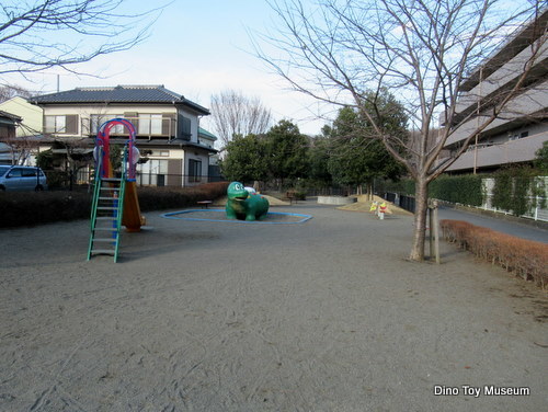 高校の女子２名がデザインした橋本本町公園の恐竜