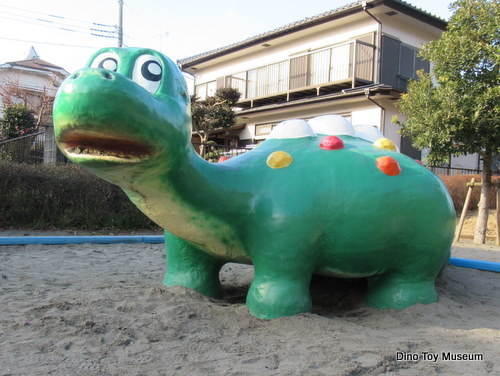 高校の女子２名がデザインした橋本本町公園の恐竜