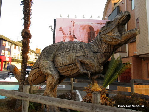 西宮のアイリス動物医療センターのチェーンソーアート恐竜