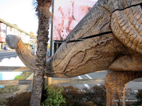 西宮のアイリス動物医療センターのチェーンソーアート恐竜