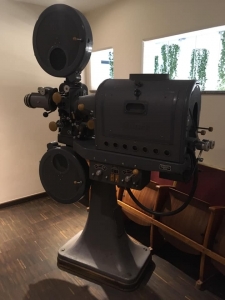 イレの前に昔の映写機が展示されていました。