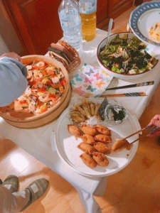 ぐーママ作のちらし寿司、 お友達の持ってきた韓国風サラダ(激ウマ)、いなり寿司